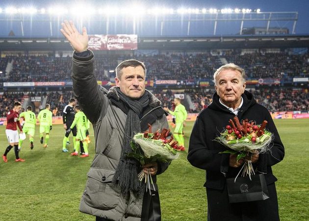 Sparta poblahopřála svým bývalým trenérům - Jiří Kotrba (vlevo) oslavil 60. a Dušan Uhrin 75. narozeniny.