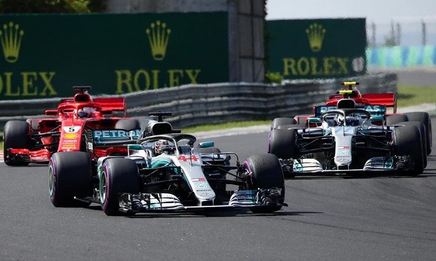 Lewis Hamilton s mercedesem v čele, za ním stájový kolega Valtteri Bottas a obě ferrari.