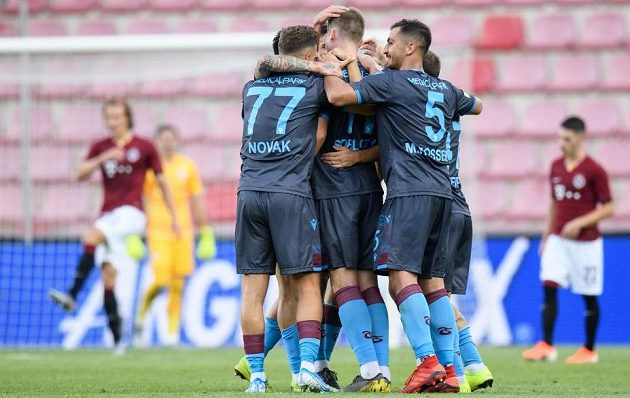 Fotbalisté Trabzonsporu oslavují gól na 2:2 během utkání 3. předkola Evropské ligy na Letné.