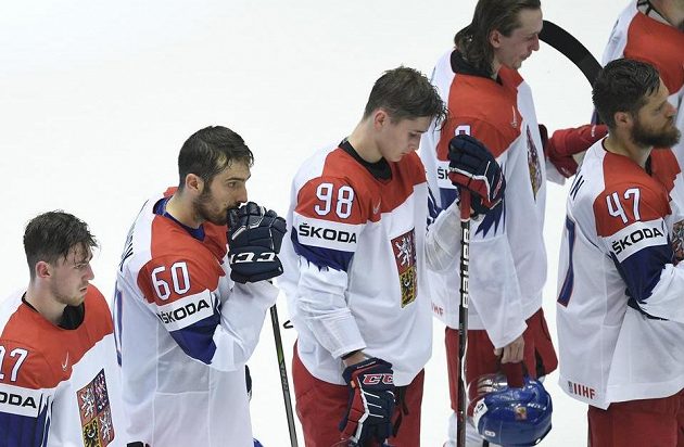 Zklamaní čeští hokejisté po prohře s USA 2:3. Zleva Filip Hronek, Michal Moravčík, Martin Nečas a vpravo Michal Jordán.