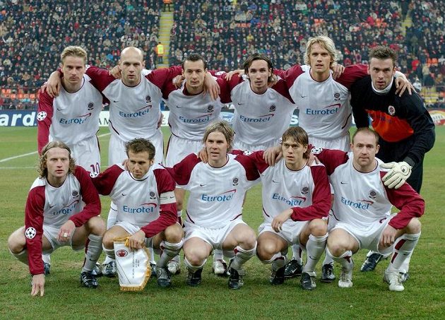 Sparta před utkáním osmifinále Ligy mistrů s AC Milán na San Siru v březnu 2004. Dole zleva: Lukáš Zelenka, Karel Poborský, Tomáš Hübschman, Pavel Pergl a Jiří Štajner. Horní řada: Rastislav Michalík, Petr Johana, Vlado Labant, Tomáš Sivok, Radoslav Kováč a Jaromír Blažek.
