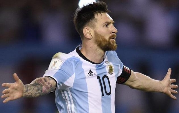 Argentinec Lionel Messi vstřelil v utkání kvalifikace o postup na MS 2018 proti Chile z penalty vítězný gól a mohl mít radost. Během utkání se ale často zlobil.