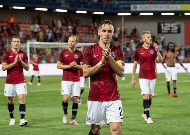 Zklamaní fotbalisté Sparty v čele s kapitánem Josefem Šuralem děkují fanouškům.