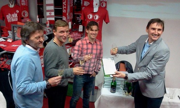 Knížku pokřtili nejen autoři Martin Vaniak a Zdeněk Pavlis, ale i někdejší spoluhráči Čaroděje Vladimír Šmicer a Karol Kisel.