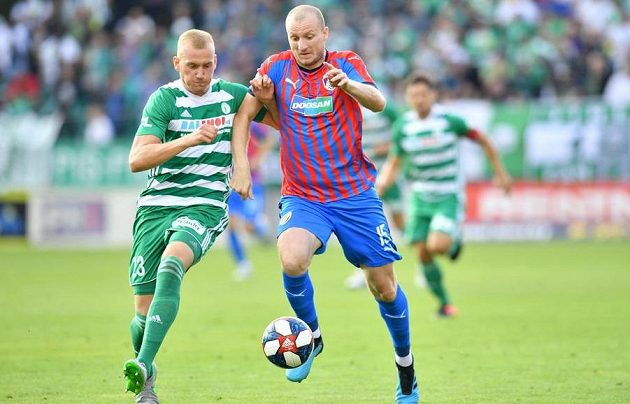 Obránce Bohemians Daniel Köstl v běžeckém souboji s plzeňským útočníkem Michaelem Krmenčíkem během utkání 4. kola Fortuna ligy.