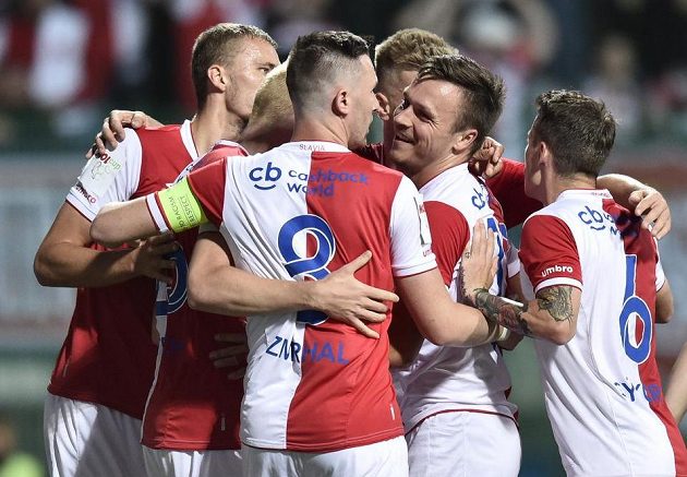 Hráči Slavie se ve finále radují z druhého gólu, autorem byl opět Stanislav Tecl (druhý zprava).