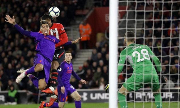 Roberto Firmino (vlevo) z Liverpoolu v hlavičkovém souboji před brankou Southamptonu.