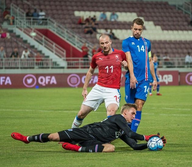 Michael Krmenčík před brankářem Islandu Rúnarssonem.