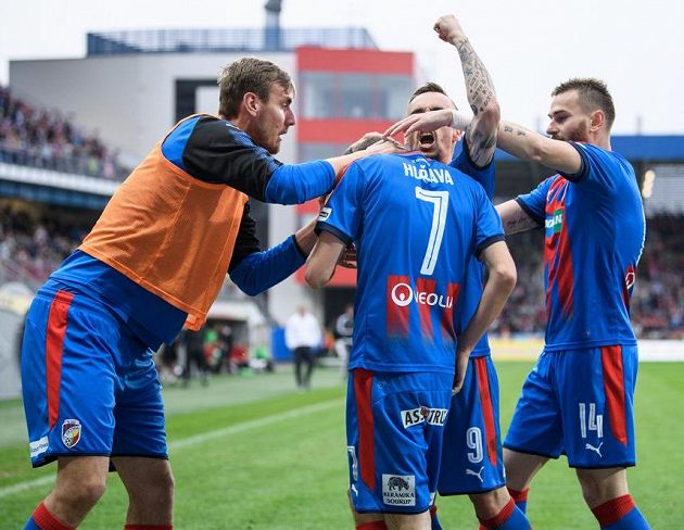 Fotbalisté Viktorie Plzeň (zleva): Tomáš Chorý, Tomáš Hořava, Martin Zeman a Radim Řezník oslavují gól na 2:2.