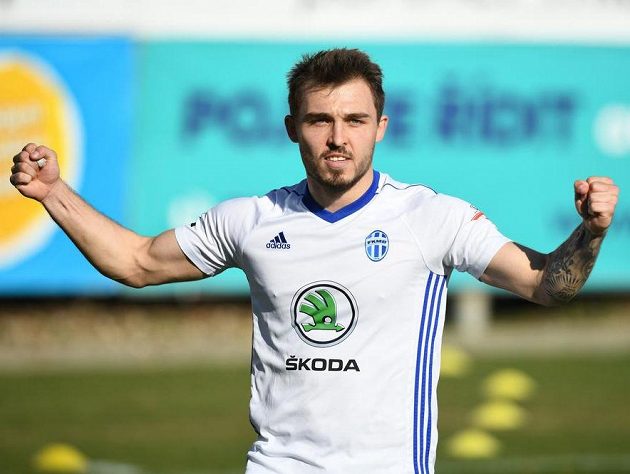 Tomáš Ladra z Mladé Boleslavi oslavuje gól z penalty na 1:0 během utkání s Karvinou.