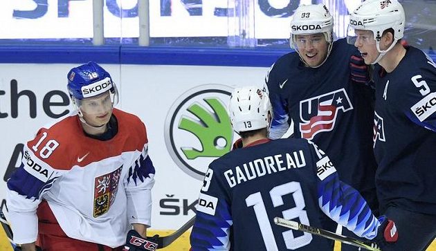 Čtvrtfinále MS: radující se hráči USA z gólu (zleva Johnny Gaudreau, Cam Atkinson a Connor Murphy). Zcela vlevo smutný Dominik Kubalík.