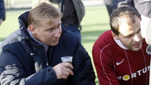 Bývalí letenští kanonýři Horst Siegl a Vratislav Lokvenc na lavičce během silvestrovského derby.