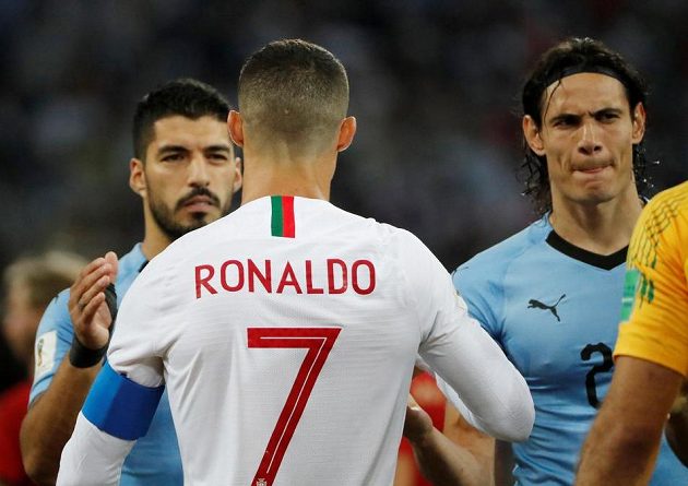 Setkání hvězd... Uruguayci Luis Suárez a Edinson Cavani a Portugalec Cristiano Ronaldo.