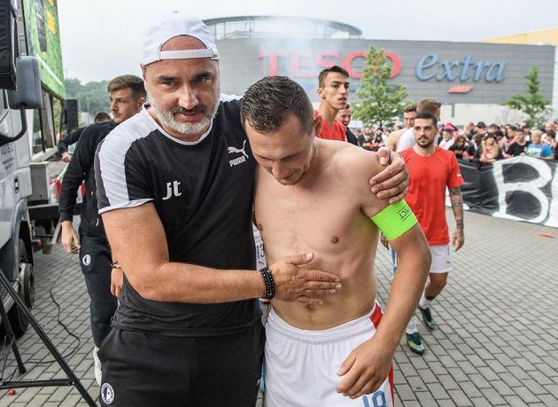 Trenér Slavie Praha Jindřich Trpišovský a Jan Bořil po děkovačce s fanoušky po utkání se Zlínem.