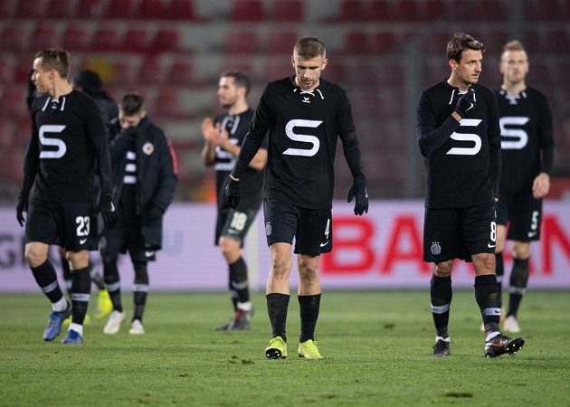 Zklamaní fotbalisté Sparty Eldar Čivič a Vukadin Vukadinovič po remíze s Jabloncem.