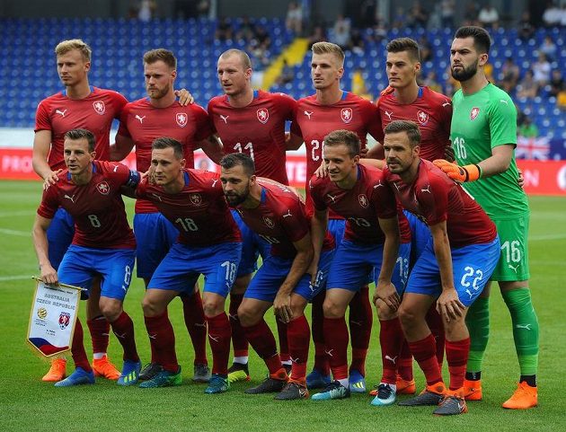 Český tým před historickou porážkou s Austrálií v rakouském St. Pöltenu - dole zleva Vladimír Darida, Jan Bořil, Josef Hušbauer, Jan Kopic a Filip Novák a nahoře zleva Antonín Barák, Tomáš Kalas, Michael Krmenčík, Jakub Jugas, Patrik Schick a brankář Tomáš Koubek.