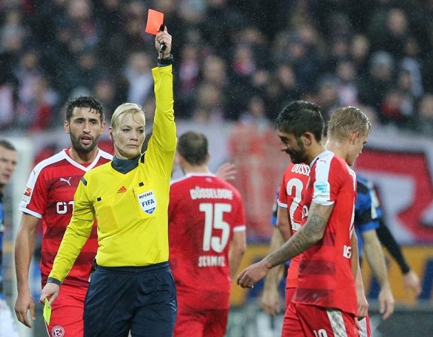 Bibiana Steinhausová vylučuje Kerema Demirbaye z Düsseldorfu při utkání s FSV Frankfurt.
