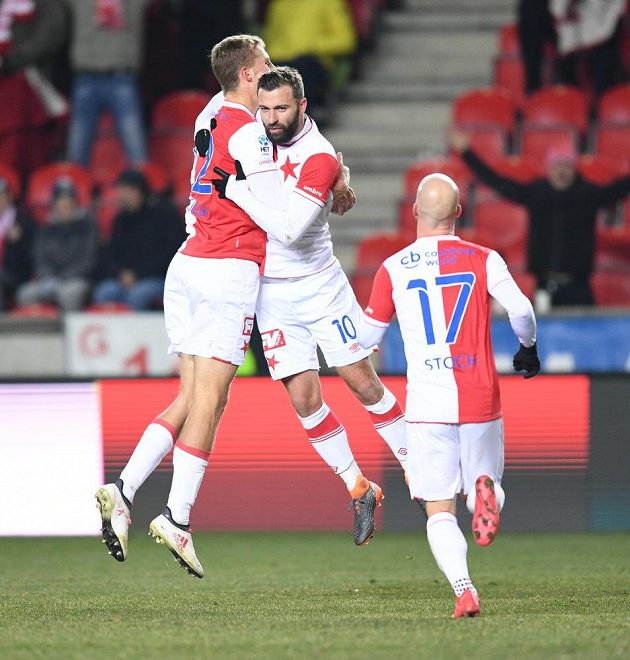 Radost fotbalistů Slavie. Tomáš Souček (vlevo) objal střelce gólu Josefa Hušbauera. Ke spoluhráčům přibíhá Miroslav Stoch.