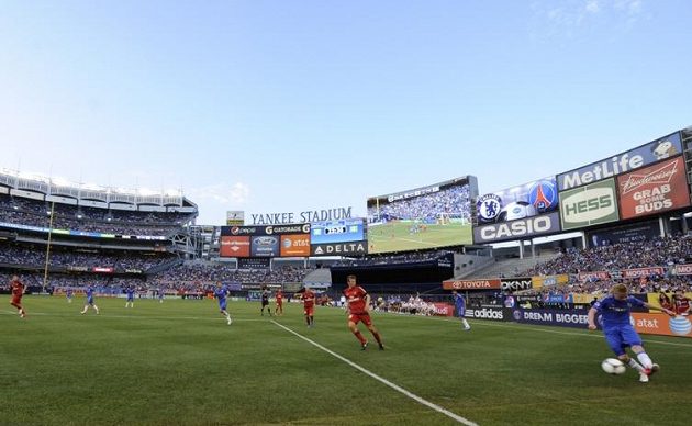 Yankee Stadium v New Yorku během zápasu fotbalistů Chelsea s Paris Saint Germain.