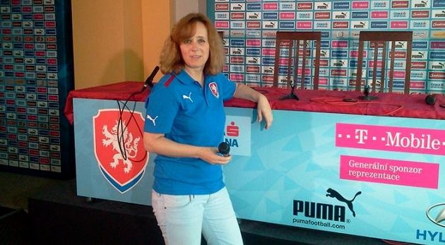 Blanka Holubová z tiskového oddělení FAČR chystá tiskové středisko ve Vratislavi.