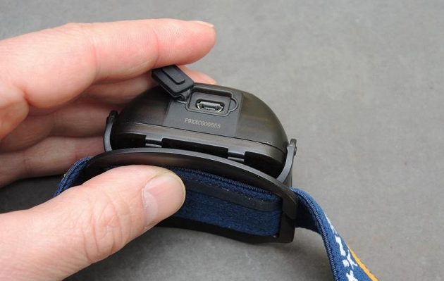 Čelovka Fenix HL26R: Spodní přístup ke konektoru je schován pod silnou vodotěsnou krytkou.