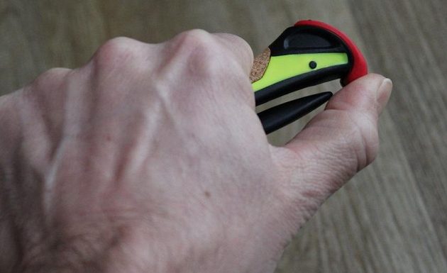 Běžecké hole Leki Micro Trail Pro: Spoušťový mechanismus se jednoduše ovládá palcem.