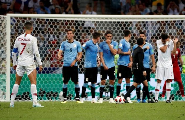 Hlavně si vyhrnout trenky... Portugalec Cristiano Ronaldo se chystá na přímý kop.