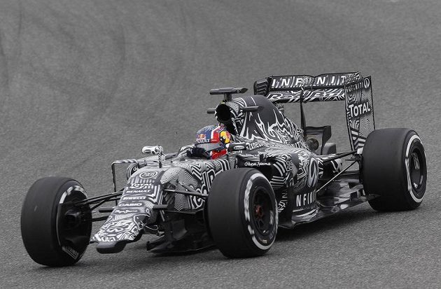 Kde končí zebra, kde začíná silnice...? Red Bull řízený ruským pilotem Daniilem Kvjatem na trati v Jerezu.