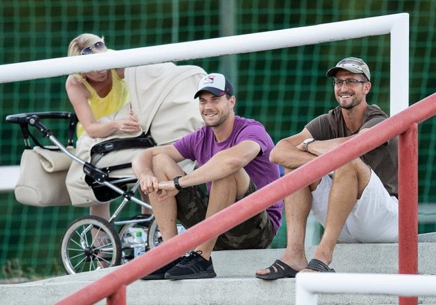 Vykartovaní fotbalisté Bohemians Tomáš Fryšták (uprostřed) a Michal Šmíd sledují utkání na Dukle.
