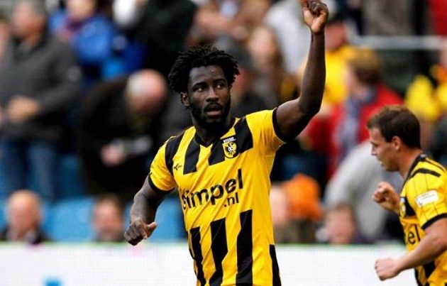 Útočník Arnhemu Bony Wilfried se raduje z branky.