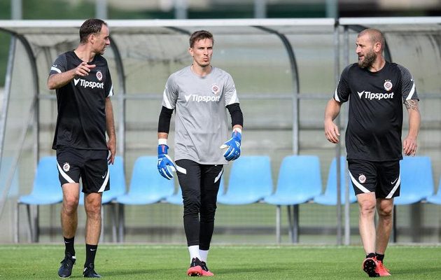 Nová dvojce trenérů brankářů Michal Špit (vlevo) a David Bičík (vpravo) a brankář Sparty Praha Milan Heča během prvního tréninku sezony 2020/2021.