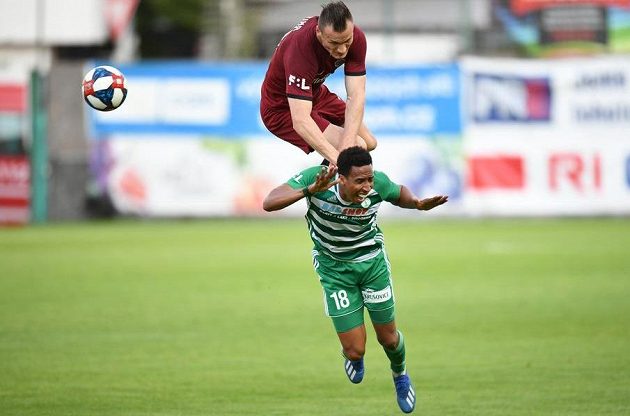 Stoper Sparty Lukáš Štetina a jeho ostrý atak Jhona Mosquery z Bohemians během utkání nejvyšší fotbalové soutěže.