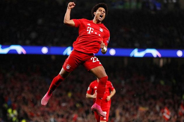 Čtyřgólový bombarďák Serge Gnabry z Bayernu Mnichov slaví na hřišti Tottenhamu v utkání Ligy mistrů.