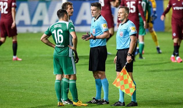 Emoce po vstřeleném gólu Sparty během malého pražského derby. Hlavní rozhodčí Zbyněk Proske (uprostřed) a hráči Bohemians si měli co vysvětlovat