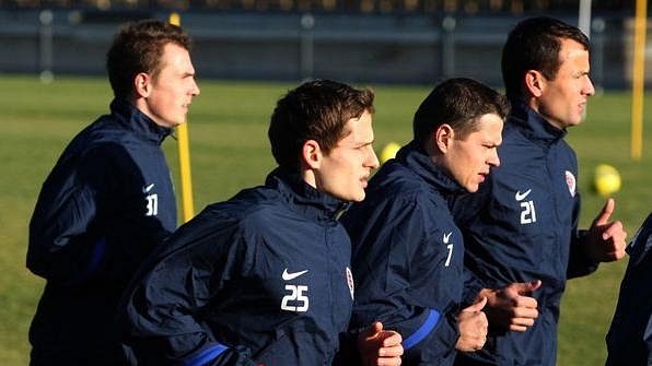 Fotbalisté Sparty během prvního tréninku zimní přípravy, v popředí s číslem 25 nová posila Mario Holek.