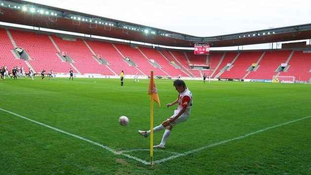 Vitali Trubila zahrává rohový kop před prázdnými tribunami v duelu proti Příbrami.