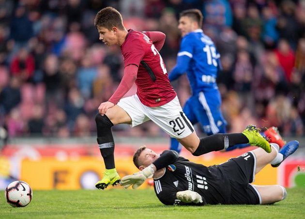 Adam Hložek ze Sparty překonává brankáře Baníku Ostrava Jana Laštůvku a střílí gól na 3:0.