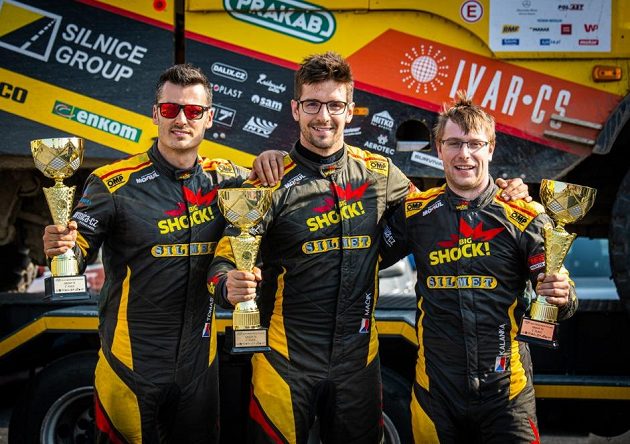 Posádka týmu Big Shock Racing ve složení Martin Macík (uprostřed), František Tomášek (vlevo) a David Švanda cíl na Baja Poland splnila.