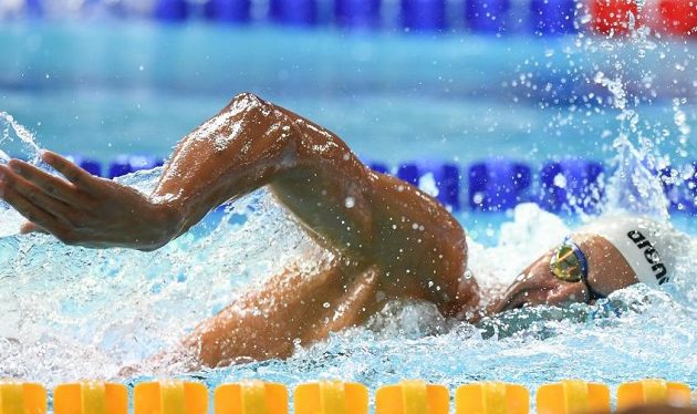 Český reprezentant Jan Micka skončil pátý v závodě na 800 metrů kraul, zaplaval český rekord, přesto musí kvůli sázce dohola.