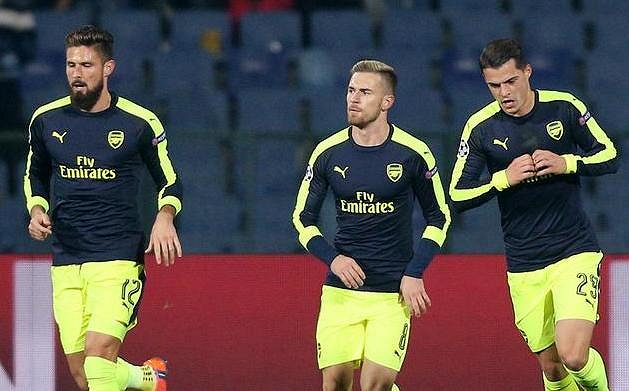 Granit Xhaka (vpravo) z Arsenalu se spoluhráči oslavuje gól proti Ludogorci Razgrad.