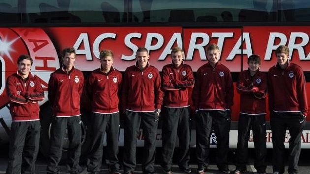 Mladé letenské pušky na začátku zimní přípravy - zleva Adam Jánoš, Matěj Hybš, Martin Frýdek, Pavel Kadeřábek, Ladislav Krejčí, Jakub Brabec, Jan Sýkora a Lukáš Juliš.
