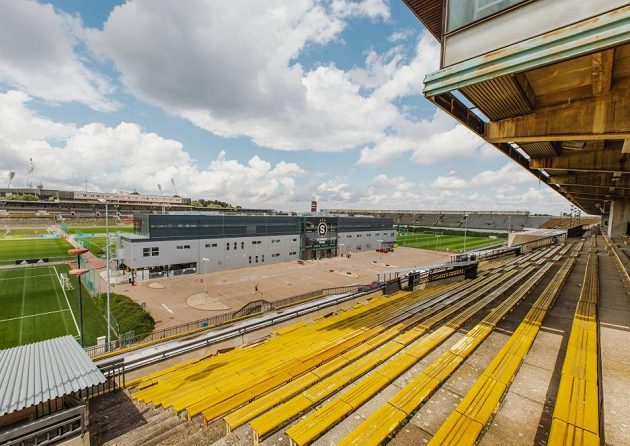 Celkový pohled na zrekonstruované tréninkové centrum Sparty na Strahově z ochozů starého spartakiádního stadionu.