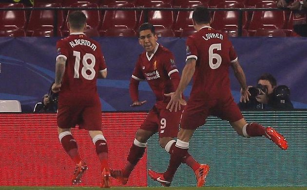 Liverpoolská radost v Seville. Reds slaví vedoucí gól Roberta Firminha. Se střelcem se těší z gólu Dejan Lovren a Alberto Moreno.