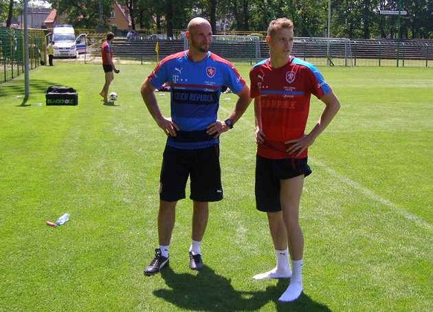 Kondiční trenér Pavel Rada (vlevo) a záložník Jakub Jankto po tréninku na mistrovství Evropy hráčů do 21 let.