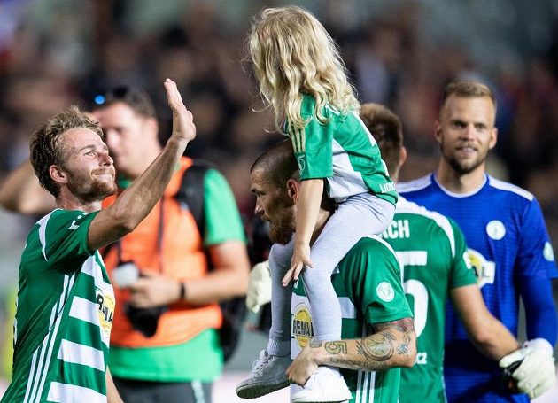 Střelec vyrovnávacího gólu Bohemians Jan Záviška (vlevo) a David Bartek s dcerou po utkání se Spartou.