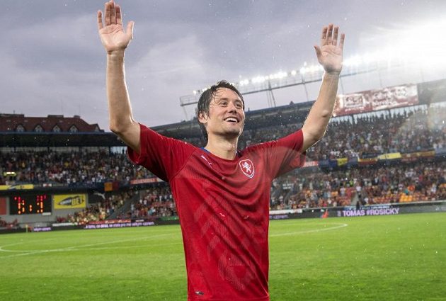 Tomáš Rosický si užíval po svém posledním utkání ovace vyprodané Letné.