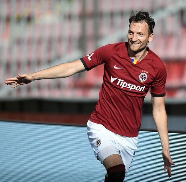 Rozesmátý útočník Sparty Libor Kozák poté, co vstřelil gól v utkání nejvyšší soutěže.