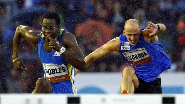 Kubánský překážkář Dayron Robles (vlevo) a český reprezentant Petr Svoboda během Zlaté tretry.