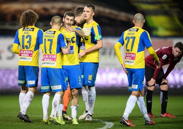 Fotbalisté Teplic oslavují remízu 1:1 se Spartou.