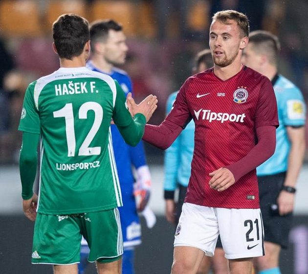 Filip Hašek z Bohemians (vlevo) a jeho bratr Martin Hašek ze Sparty po derby.